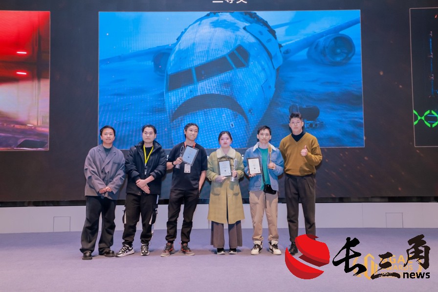 一群人站在一起合影
中度可信度描述已自动生成
