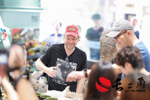 名创优品联名“侏罗纪世界”产品火爆上新，电影主创团队空降MINISO LAND逛店打卡