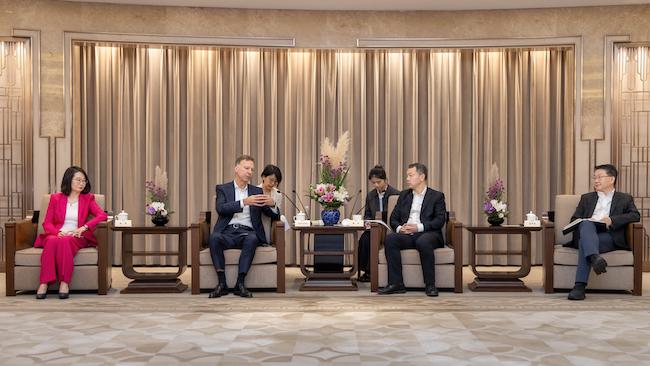 上海市委常委、副市长陈杰会见安斯泰来首席商务医学官Claus Zieler