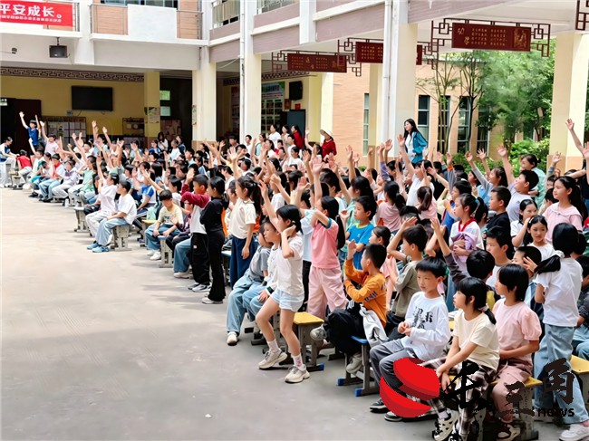 幸“盔”有你 九号电动车走进江西龙南校园捐赠头盔 携手当地交警开讲安全课