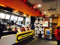 玩“盲盒”、推“新品”，麦当劳的麦麦咔滋脆
