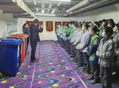 桶前值守勤指导，区城市管理委助力“守桶”人